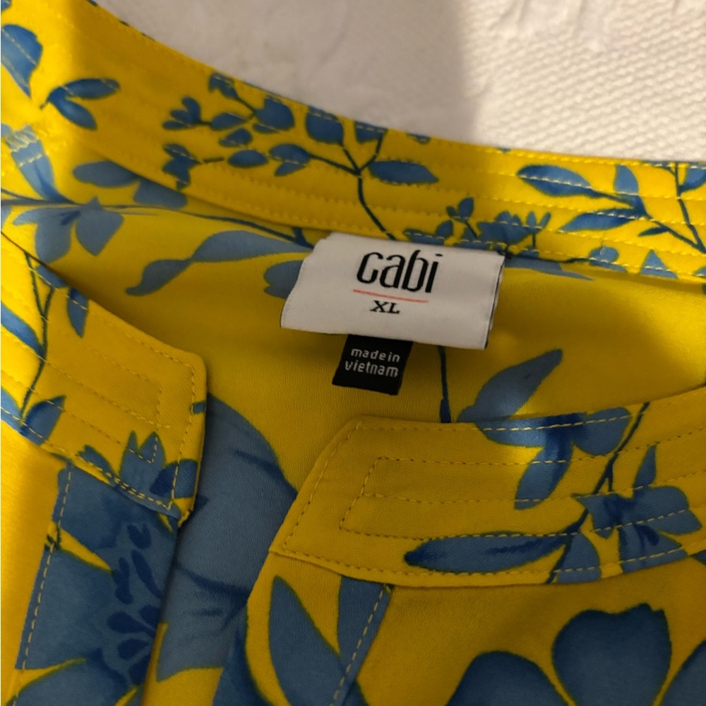 Cabi midi floral print dress, round collar self tie with elastic sleeves. - Picture 10 of 13